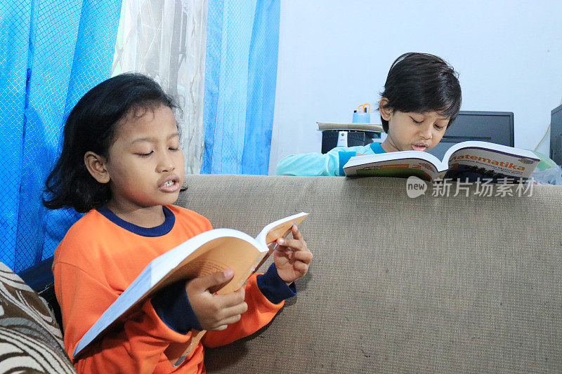 2名儿童在COVID - 19大流行期间在家学习